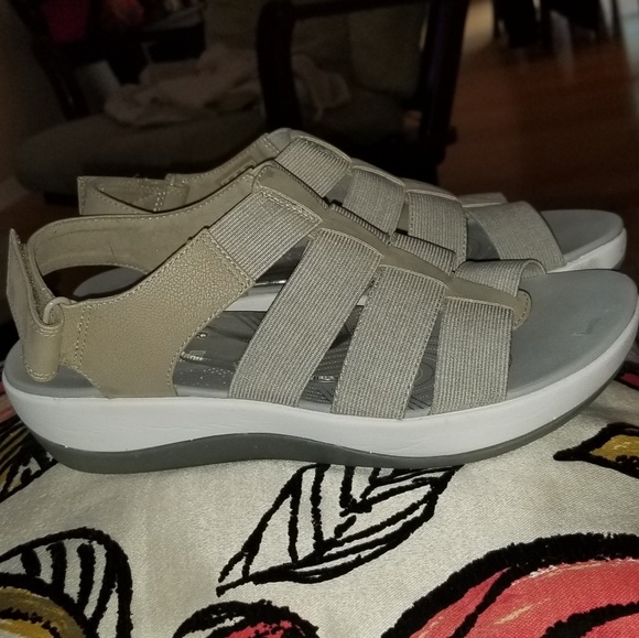 Sold!!Like new Clark's Cloudsteppers tan sandals 8 - Picture 3 of 7